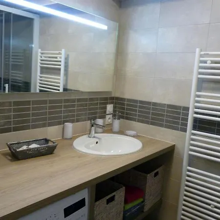 Renove A 20m De La A Le Palais, Bien Equipe - Fr-1-418-73 Apartment